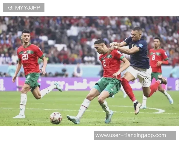 姆巴佩身穿阿什拉夫球衣观战非洲杯摩洛哥对阵马里引发热议